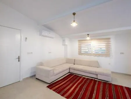 Eldirek'te 3+1 Jakuzili Gunluk Daire Apartamento *